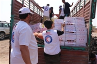 الهلال الأحمر الكويتي يوزع مساعدات إغاثية على 20 ألف نازح في ثلاث محافظات