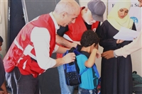 الهلال التركي يوزع ألف حقيبة لطلاب المدارس في عدن