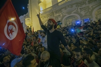 التونسيون يحتفلون بفوز قيس سعيد 
