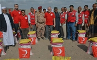 تركيا توزع 500 سلة غذائية في اليمن