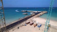 رغما عن سلطات الميناء.. سفينة إماراتية تفرغ أسلحة وأجهزة اتصالات في سقطرى