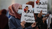 Aden’de yüzlerce kişi Macron’u protesto etti
