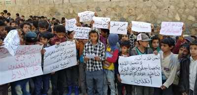 تعز.. وقفة احتجاجية لطلاب مدرسة الثورة بسامع للمطالبة بتوفير كراسي دراسية