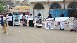 عدن.. وقفة لرابطة الأمهات تطالب الحكومة بإطلاق سراح 39 مختطفا ومخفيا قسراً
