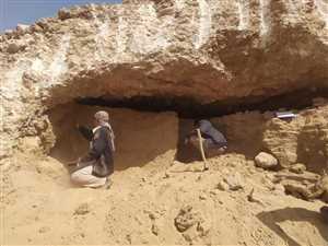العثور على مقتنيات فخارية وحجرية بالمقبرة الأثرية المكتشفة في حضرموت