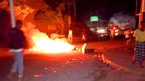 احتجاجات شعبية تجتاح عدن وقوات أمنية تطلق النار لتفرق المتظاهرين