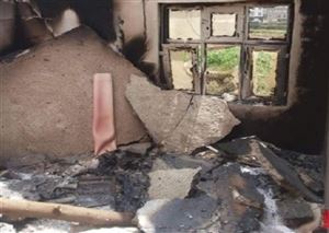 Husiler İbb kentinde bir evi yağmalayarak yaktı