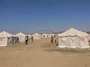 مليشيات الحوثي تقصف مخيمات النازحين بالمدفعية والطائرات المسيرة في حجة