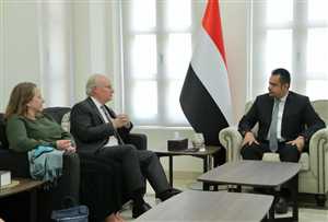 رئيس الوزراء يستقبل المبعوث الأمريكي لليمن ويؤكد على ضرورة الوقف الفوري للتصعيد الحوثي