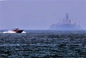 اليمن يدخل على خط أزمة السفن التجارية في الخليج ويصدر بيان هام