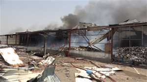 أضرار بمخازن المنظمات الإغاثية والتجار جراء القصف الحوثي لميناء المخا