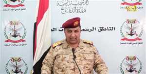 وزارة الدفاع: الجيش يخوض معارك بطولية استنزفت المليشيا الحوثية في مختلف الجبهات