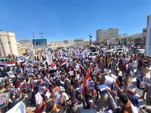 الألاف يحتشدون في مدينة عتق دعما لمحافظ المحافظة "محمد صالح بن عديو"..( صور+ فيديو)