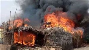 طردوا النساء والأطفال.. مليشيات الحوثي ترتكب جريمة أخرى وتحرق منازل المواطنين بالحديدة