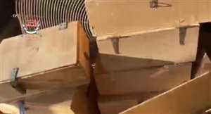 في فضيحة جديدة.. الحوثيون يستخدمون كراتين الأمم المتحدة لتهريب الألغام والعبوات الناسفة (فيديو)