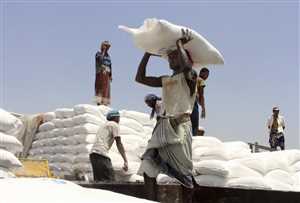 بالأسماء.. منظمة يمنية توثق تورط قيادات حوثية في نهب المساعدات الاغاثية