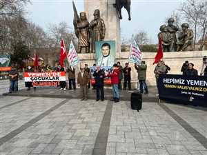 İstanbul’daki protestoda darbeci Husilerin liderinin posterlerinin taşınmasına Yemenlilerden tepki