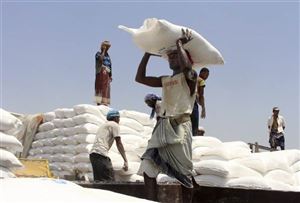 الحكومة تتهم مليشيات الحوثي باستخدام المساعدات لـ"الابتزاز والتجنيد"