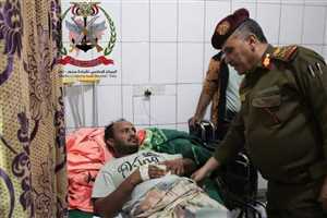قائد محور تعز يتفقد الجرحى من قوات الجيش والمقاومة في مستشفيات مدينة تعز.