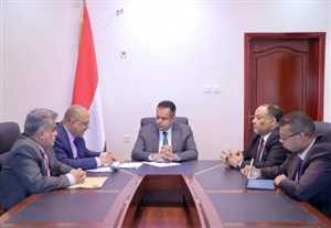 رئيس الحكومة يرأس اجتماعا لمناقشة الوضع التمويني ويوجه بتسهيل عمل المنظمات الدولية في اليمن