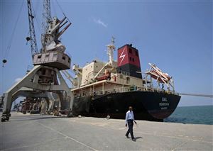مسؤول حكومي: الحوثيون يستخدمون موانئ الحديدة لأغراض عسكرية وإيراداتها الضخمة تفجر خلافات داخل الجماعة