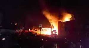 ضحايا جراء حريق التهم سوقا سوداء للمشتقات النفطية بمحافظة إب