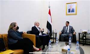 وزير الخارجية يبحث مع المبعوث الأمريكي جهود السلام في اليمن
