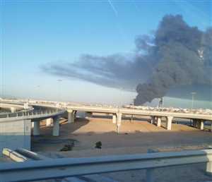 وكالة رويترز: سحابة كثيفة من الدخان الأسود شوهدت تتصاعد في مدينة جدة