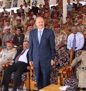من هو رئيس المجلس الرئاسي الجديد في اليمن؟ (سيرة ذاتية)