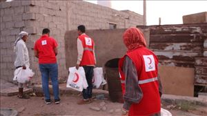 الهلال الأحمر الإماراتي يوزع 500 سلة غذائية في العاصمة المؤقتة عدن