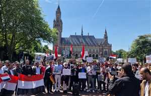 وقفة احتجاجية أمام "العدل الدولية" للمطالبة برفع الحصار الحوثي عن تعز