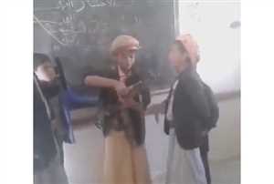 قبل نقلهم الى الجبهات.. الحوثي يدرّس الموت للأطفال في المراكز الصيفية (فيديو)