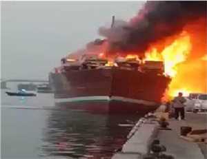 Dubai Limanı’nda Yemenli bir tüccarın arabalarını taşıyan gemide yangın