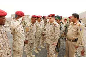 وزير الدفاع يتفقد الوحدات العسكرية والأمنية بمحافظة أبين