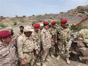 وزير الدفاع يزور جبهات الساحل الغربي بتعز ويشيد بتضحيات القوات المشتركة