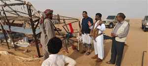 فريق من السلطة المحلية يتفقد مخيمات النازحين المتضررة شرق محافظة  الجوف