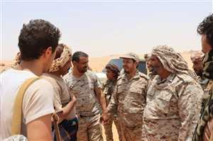 الجوف.. قائد المنطقة العسكرية السادسة يتفقد قوات الجيش في جبهة العلم