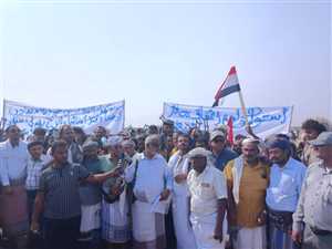 وقفة احتجاجية حاشدة بالخوخة تندد بجرائم ميليشيا الحوثي الإرهابية في الحديدة