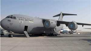 BAE Mokha’da inşa ettiği havaalanına askeri teçhizat gönderdi