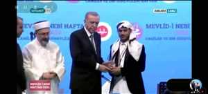 Kuran’ı Kerim’i Güzel Okuma Yarışması’nın birincisi Yemenli Kasım ödülünü Erdoğan’ın elinden aldı