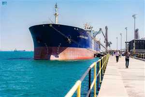 منحة نفطية سعودية تصل ميناء الزيت بعدن