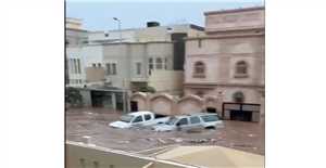 السعودية.. فيضانات جدة تغمر شوارع المدينة وتجرف عشرات السيارات (فيديو)