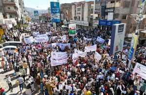 Taiz’de halk orduyu desteklemek ve hizmetlerin aksamasını protesto etmek amacıyla gösteri düzenledi