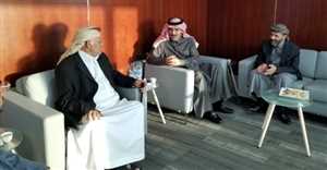 السفير السعودي لدى اليمن يزور الشيخ صادق الأحمر ويطمئن على صحته