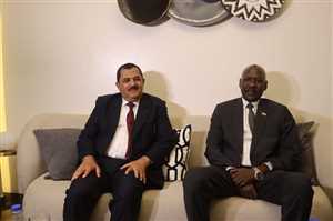 وزير الدفاع الداعري يصل إلى السودان لبحث التعاون العسكري
