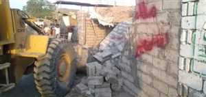 الحديدة.. مليشيات الحوثي تشرع في هدم عشرات المنازل في مديرية التحيتا