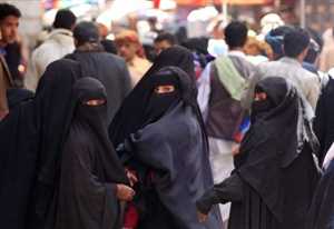 قيود مليشيا الحوثي ضد النساء تفاقم معاناتهن
