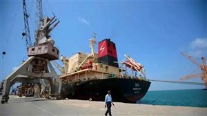 الحكومة اليمنية تهدد بسحب تراخيص شركات ملاحة وافقت على نقل البضائع إلى موانئ الميليشيا