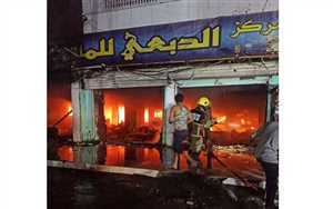 خلف 3 قتلى.. نشوب حريق هائل في محل لبيع المفروشات بالعاصمة المؤقتة عدن