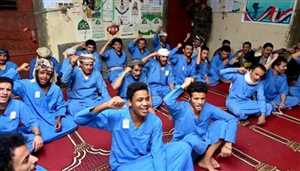 الإفراج مقابل القتال.. مليشيات الحوثي تستقطب عشرات السجناء وتزج بهم للجبهات